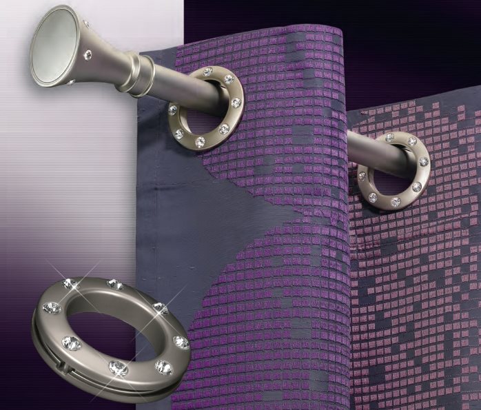 Grommets med dekor på en violett gardin
