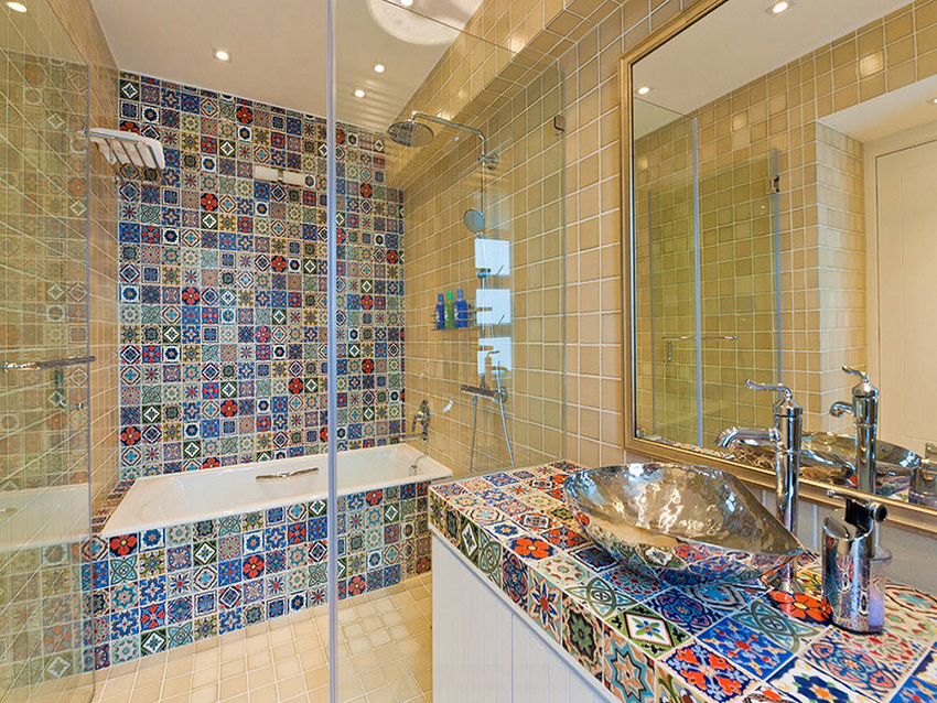 Divisorio in vetro nel bagno con piastrelle a mosaico