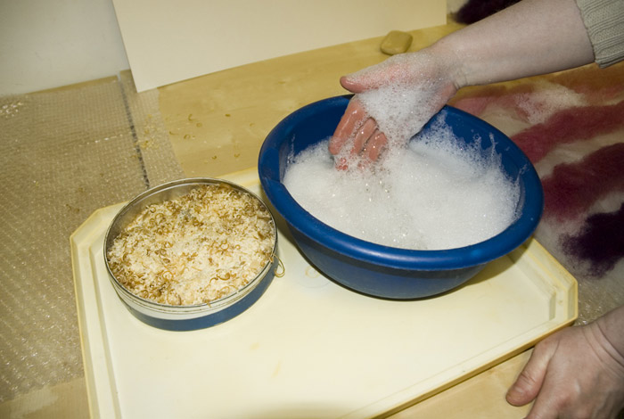 הכנת תמיסת סבון לניקוי תריסי גלילה