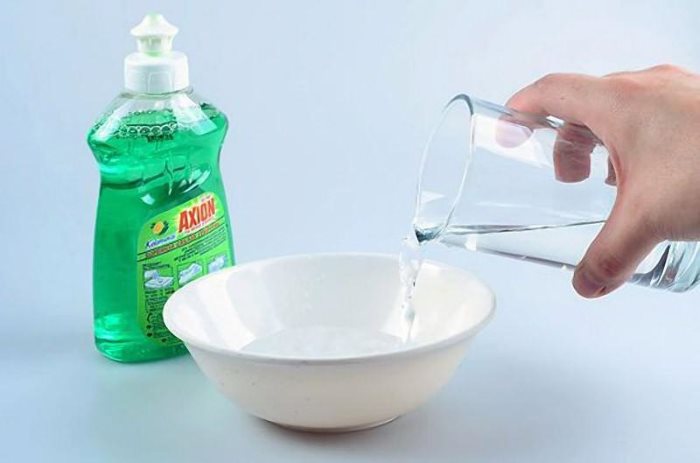 Voorbereiding van de oplossing voor het reinigen van de rolluiken met uw eigen handen