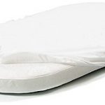 Couvre-matelas imperméable dans un lit ovale