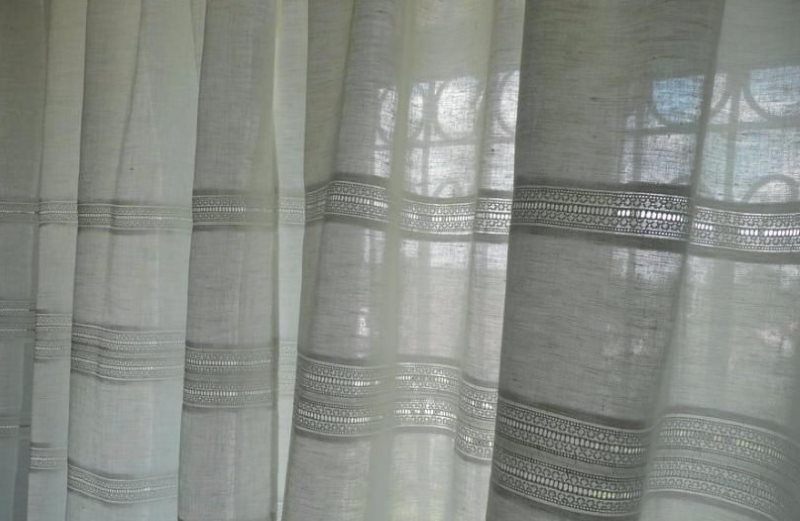Tenda di lino sulla finestra di una casa privata