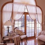 Icke-standardiserade gardiner på panoramafönster i vardagsrummet