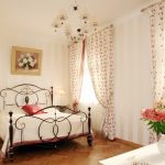 Tirai berbunga bunga untuk bilik tidur dengan dua tingkap