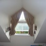 Normala gardiner på trapesformiga fönstret