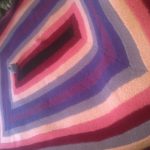 Un enorme ferri da maglia a quadri da un filato di sei colori