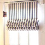 Stripad gardin på ett smalt fönster med kardborreband