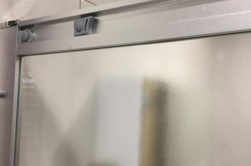 Tenda di vetro con profilo in alluminio per il bagno