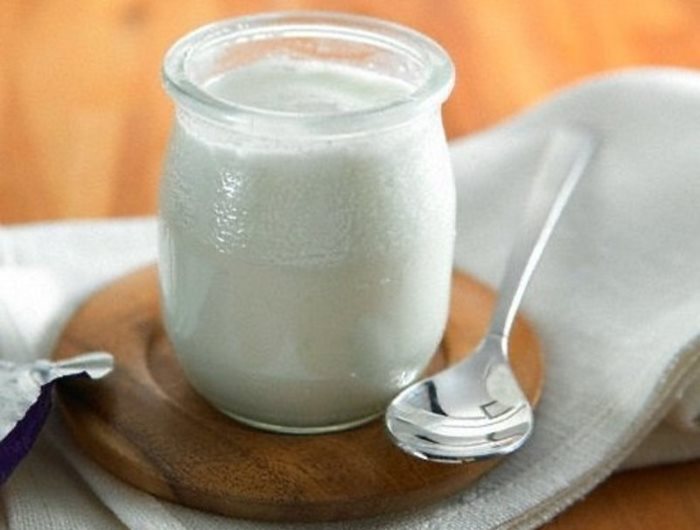 Purkki maalaismainen jogurtti valkaisuun kankaita