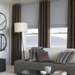 Persienner och mörka gardiner i vardagsrummet med två fönster