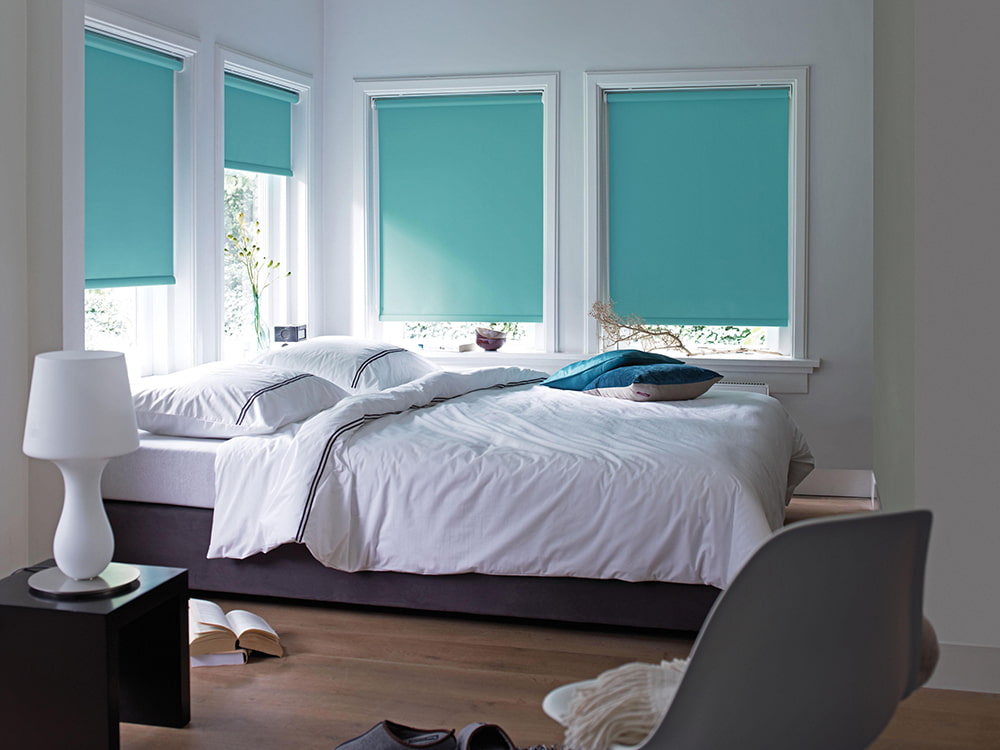 Turquoise rolgordijnen in de slaapkamer