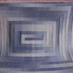Grande plaid grigio-blu con ferri da maglia a righe