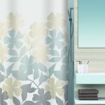 Foto av blommiga gardiner för badrummet