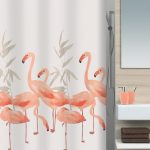 Vaaleanpunaiset flamingot verhossa kylpyhuoneessa