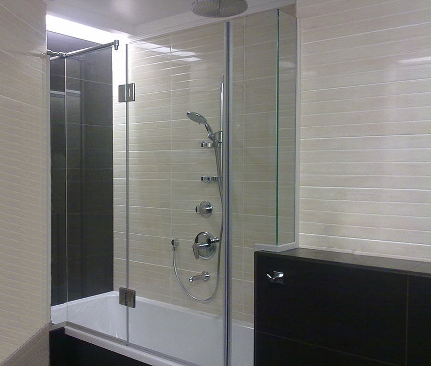 Rideau de verre coûteux dans la salle de bain d'un appartement en ville