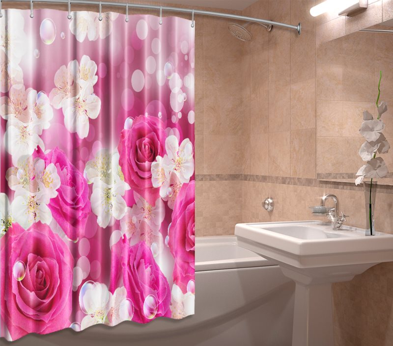 Grandes fleurs sur les rideaux de toile dans la salle de bain