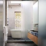 Design långsträckt badrum med fönster i rumpan
