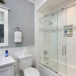 Regeling van een gecombineerde badkamer in een landhuis