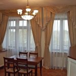 Tirai untuk dapur-ruang makan dengan dua tingkap dan balkoni