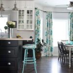 Tirai dengan corak bunga pada grommet untuk ruang makan dapur