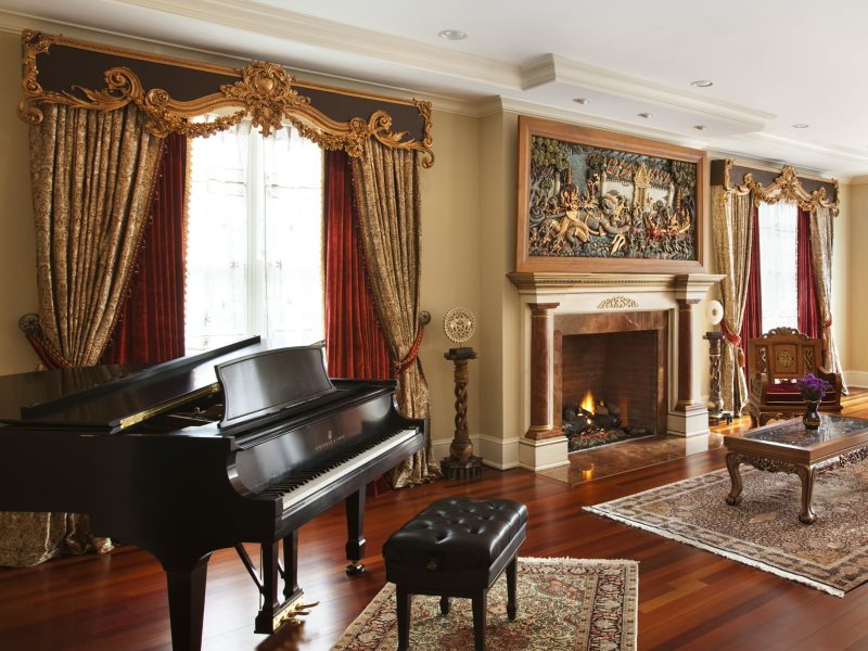 Tirai dengan lambrequin keras di ruang tamu dengan piano besar