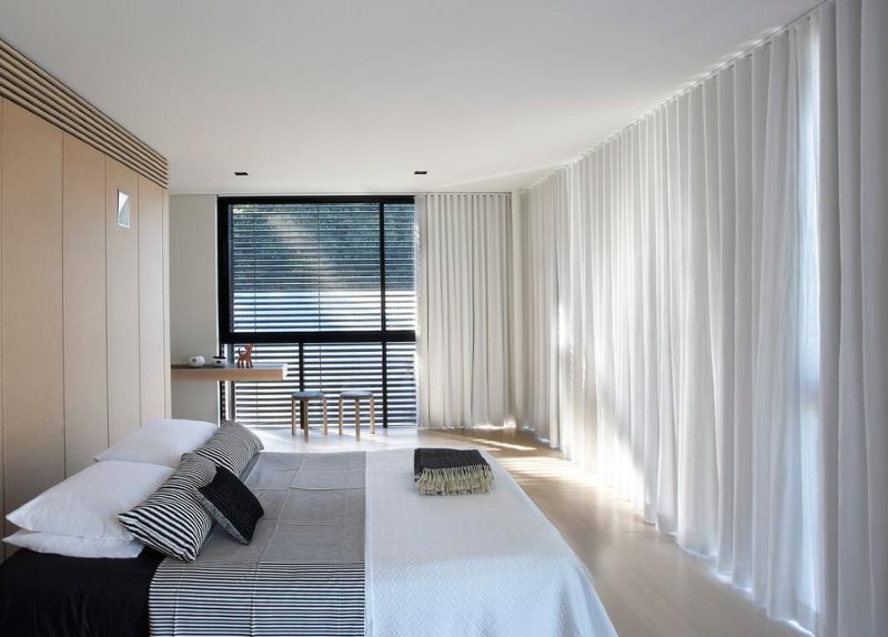 Ontwerp slaapkamergordijnen in de stijl van minimalisme