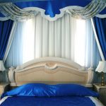 Blauw-wit hard gordijn voor een stijlvolle slaapkamer