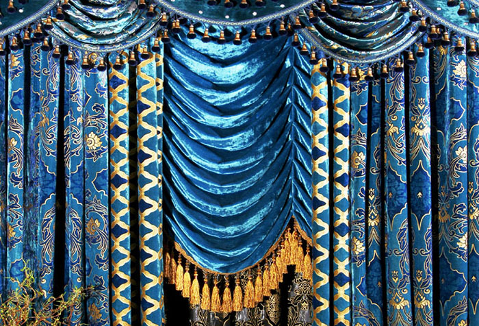 Tirai biru-emas dengan lambrequin cantik