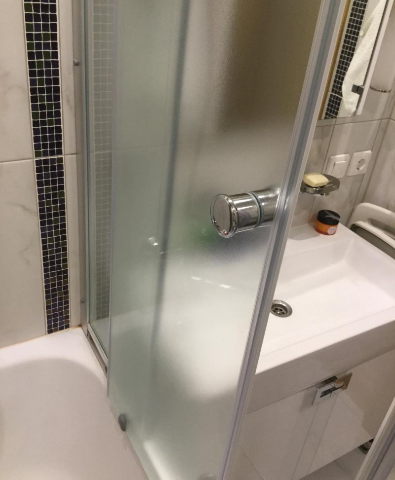 Profilo in alluminio sulla tenda di vetro del bagno
