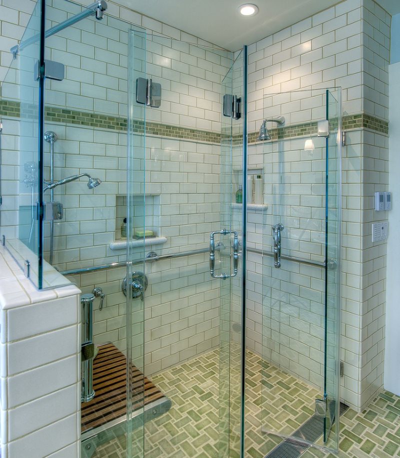Glazen deuren in de badkamer met douche