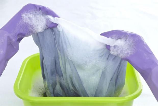 Tvätta tulle i en lösning av torrblå
