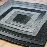 שטיח שמיכה כהה בטכניקה של 10 לולאות