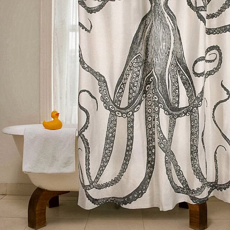 Beeld van octopus op het doekgordijn in de badkamers