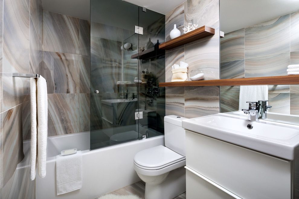 Interieur modieuze badkamer met glasgordijn