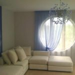 Blå tulle och gardin för vardagsrum med runda fönster