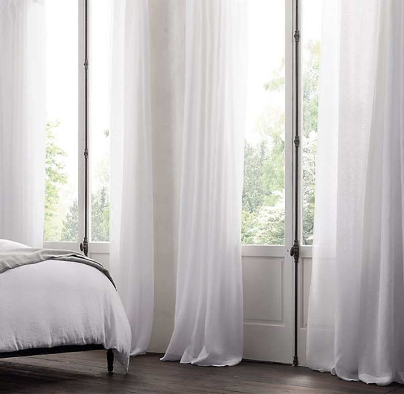 חלונות חדר שינה עם טול לבן