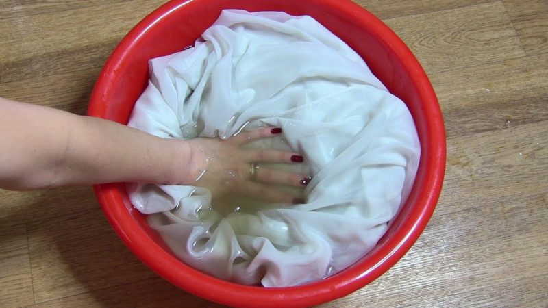 Blötlägga gardinen i läsklösning före tvätt