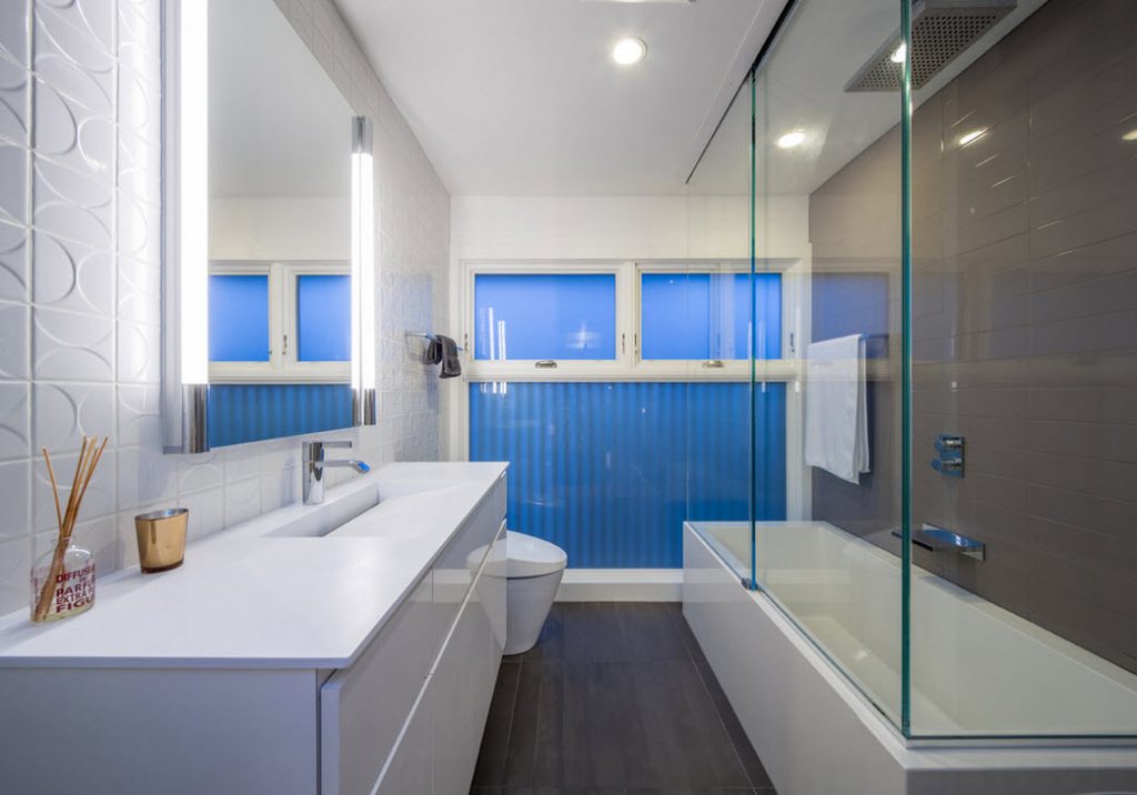 Salle de bain design étroite avec rideau