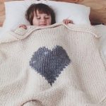 Pletená dětská deka s jedním velkým srdcem