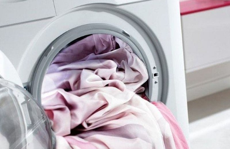 Caricamento di tende nel tamburo di una lavatrice automatica