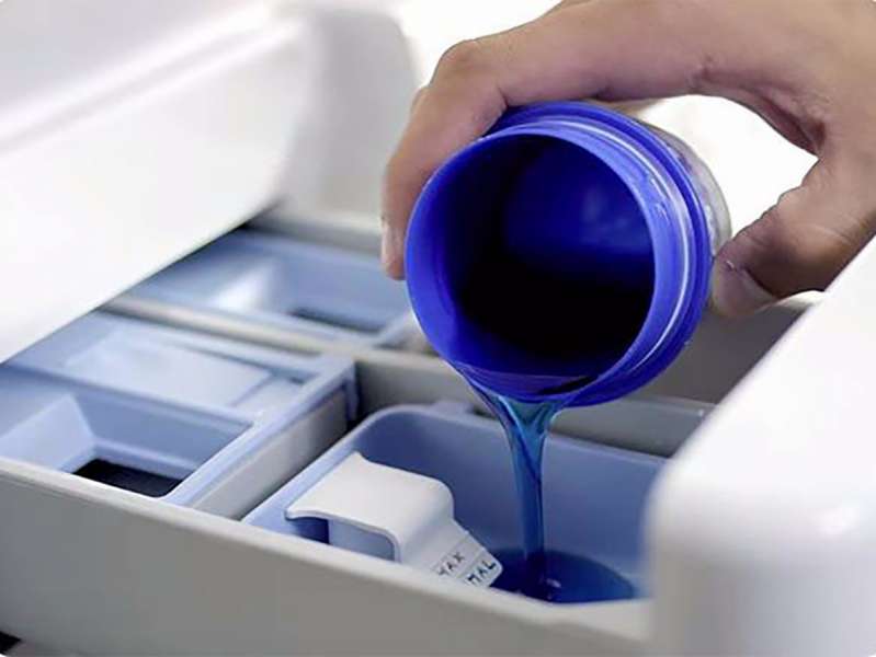 Vloeibare gel vullen voor het wassen van gordijnen in het compartiment van de machine