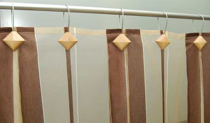 Morsetti magnetici per il fissaggio delle tende in bagno