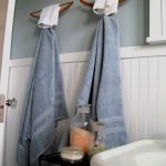 handdoekenrek in het interieur van de badkamer