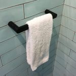 handdoekenrek in de badkamer design foto