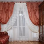 Fehér és tégla levegő függöny egy klasszikus nappali számára