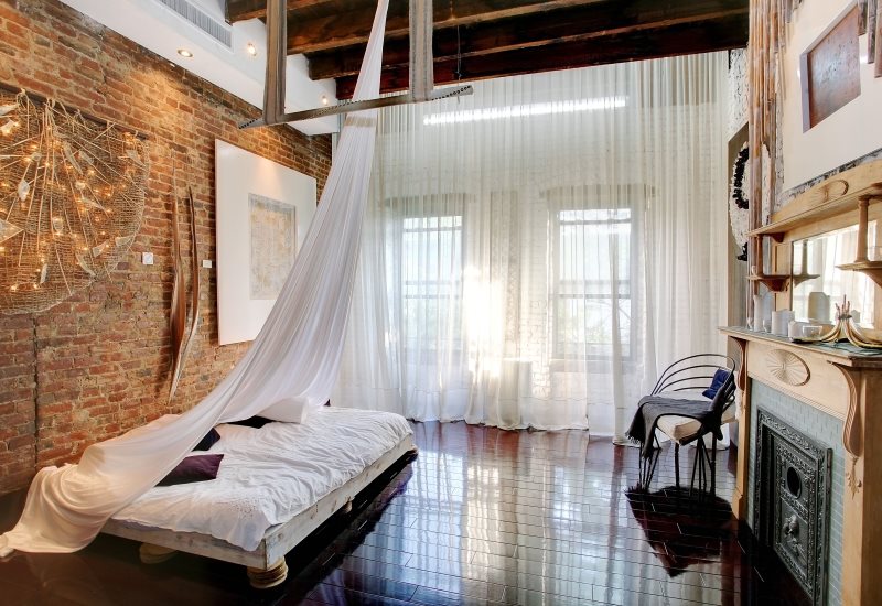 Vit tulle gardiner i ett blandat stil sovrum