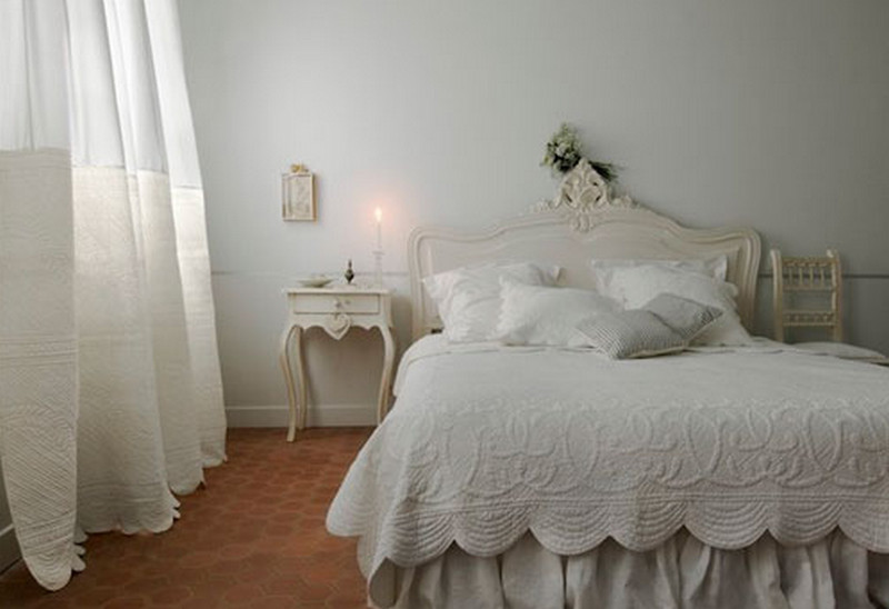 Fehér ágynemű tüll a hálószoba belső