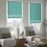 Turquoise roller blinds dengan corak di tepi