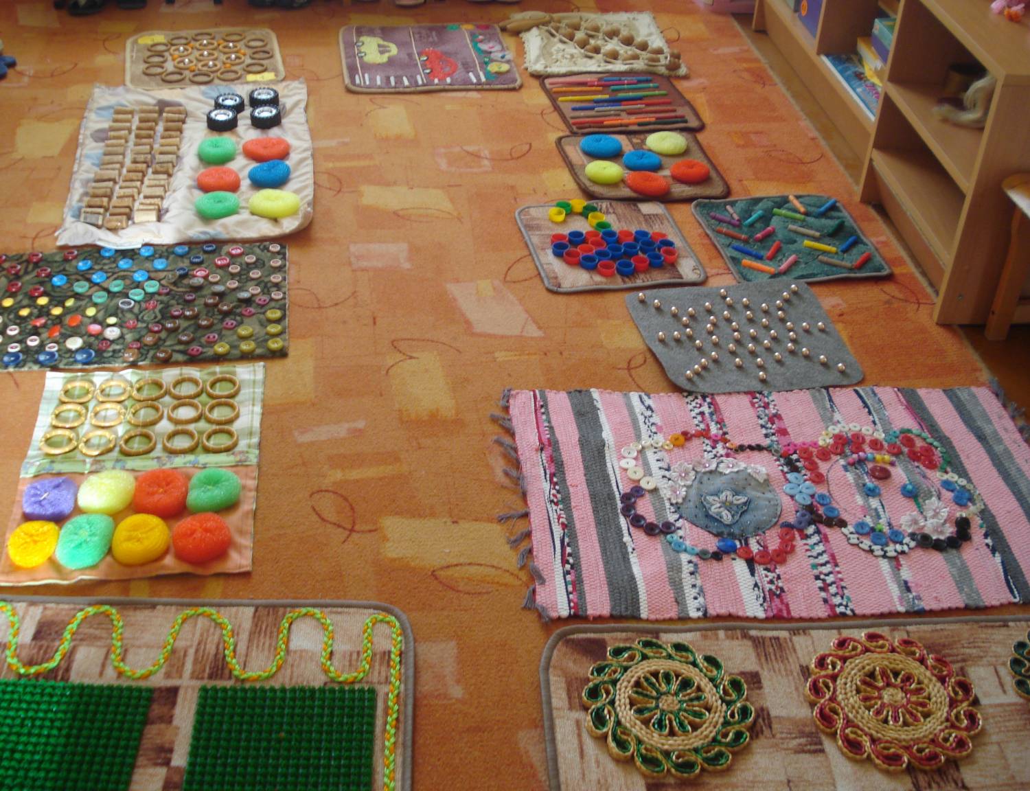 idee di design tappetino per il massaggio del bambino