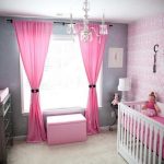 Růžové závěsy v místnosti pro novorozence